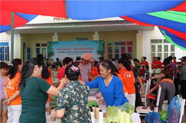 Hội LHPN phường Cẩm Thịnh: Tổ chức Phiên chợ quê – Trò chơi dân gian