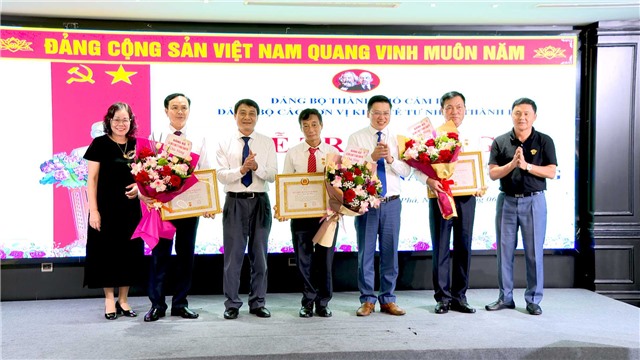 Nhà cái E2bet.com Đá gà trực tiếp Thomo #1 các đơn vị kinh tế tư nhân thành phố trao Huy hiệu Đảng đợt 19/5