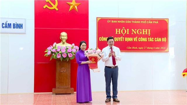 Trao E2 bet đăng nhập phê chuẩn kết quả bầu Phó Chủ tịch E2 bet đá gà Cẩm Bình