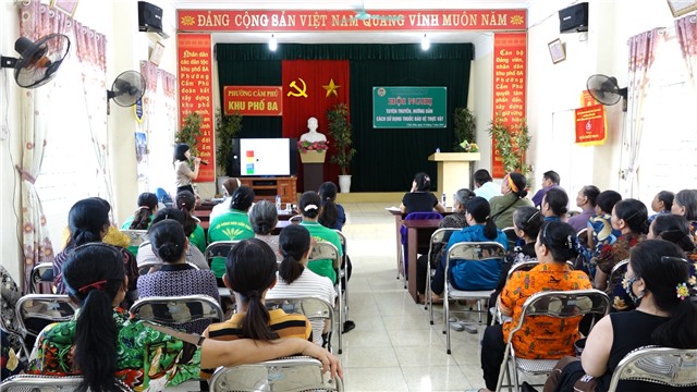 Hội Nông dân phường Cẩm Phú tuyên truyền, hướng dẫn cách sử dụng thuốc bảo vệ thực vật