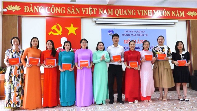 Bế giảng Lớp bồi dưỡng nhận thức về Đảng, đợt 4 năm 2024