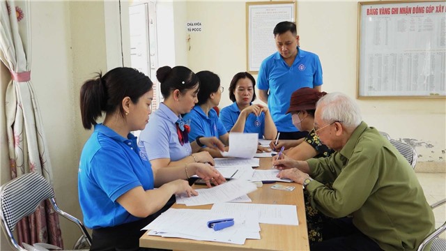 BHXH Thành phố: Đẩy mạnh chi trả lương hưu, trợ cấp BHXH qua phương thức thanh toán không dùng tiền mặt