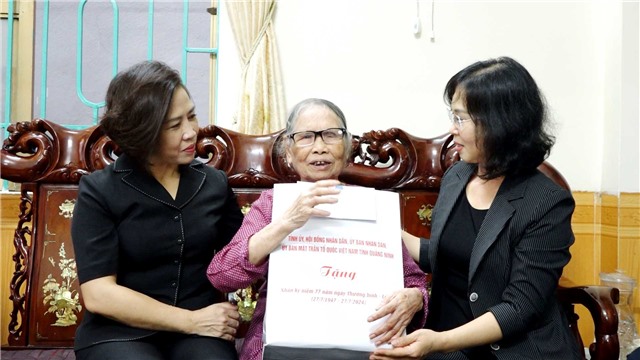 Phó Bí thư Thường trực Tỉnh ủy Trịnh Thị Minh Thanh thăm và tặng quà gia đình chính sách tại Link Nhà Cái E2Bet Chính Thức tại Việt Nam