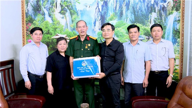 Lãnh đạo Thành phố thăm, tặng quà người có công nhân ngày 27/7