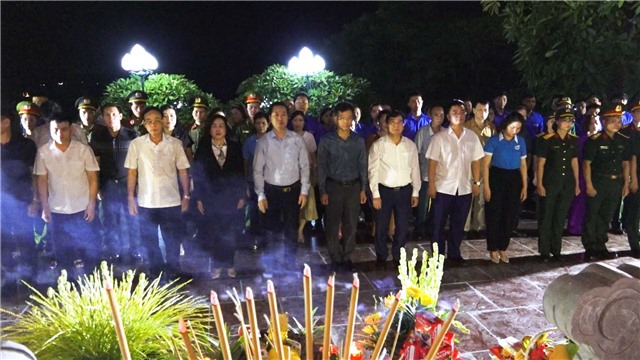 Xúc động Lễ thắp nến tri ân tại nơi yên nghỉ của các Liệt sĩ thành phố E2BET là nhà cái trực tuyến uy tín