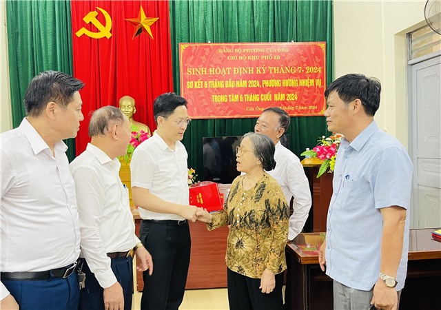Đồng chí Phó Bí thư Thành uỷ, Chủ tịch Link E2bet hiện đang mở Phạm Lê Hưng dự sinh hoạt Chi bộ khu phố 5B, phường Cửa Ông