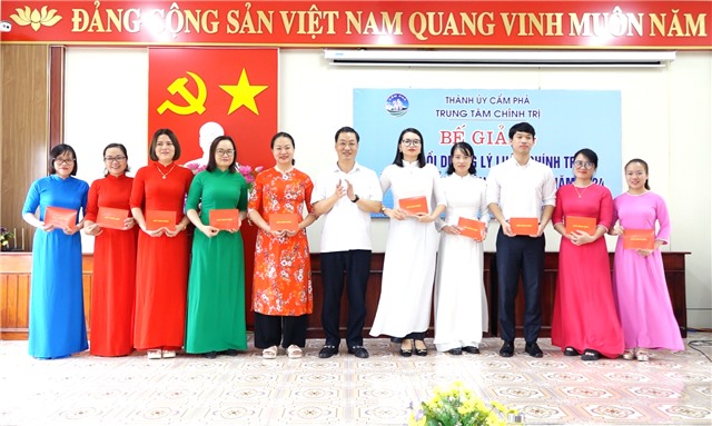 Bế giảng lớp bồi dưỡng lý luận chính trị dành cho đảng viên mới đợt 3 - 2024