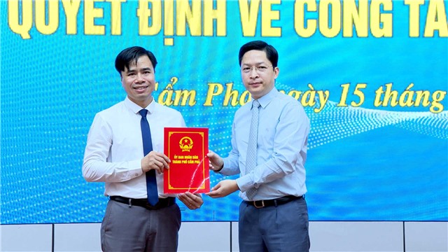 Trao quyết định bổ nhiệm Chánh Văn phòng HĐND - Link E2bet hiện đang mở