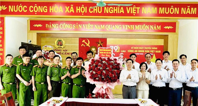 Lãnh đạo Thành phố tặng hoa chúc mừng Công an Thành phố