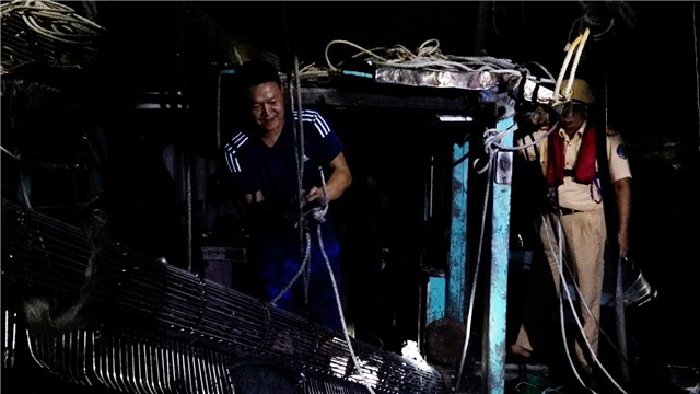 Bắt 2 tàu sử dụng lồng cào kim loại khai thác hải sản sai quy định