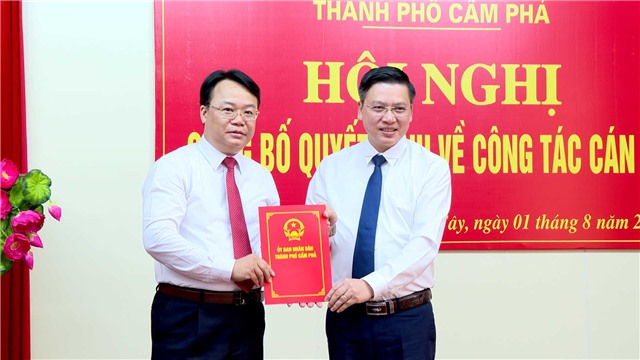 Trao quyết định phê chuẩn kết quả bầu Chủ tịch E2 bet đá gà Cẩm Tây