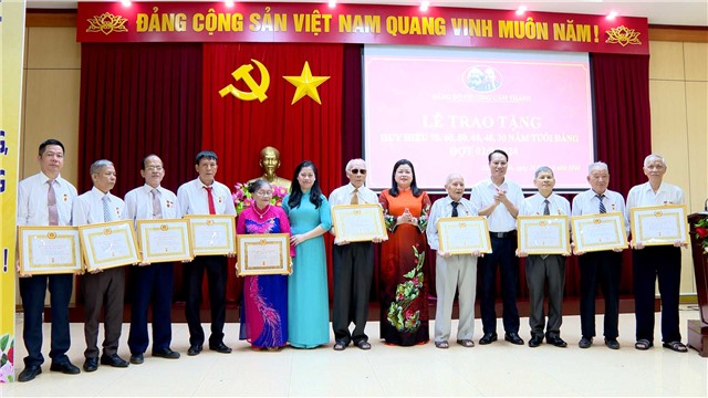 Nhà cái E2bet.com Đá gà trực tiếp Thomo #1 phường Cẩm Thành trao tặng Huy hiệu Đảng đợt 02/9/2024