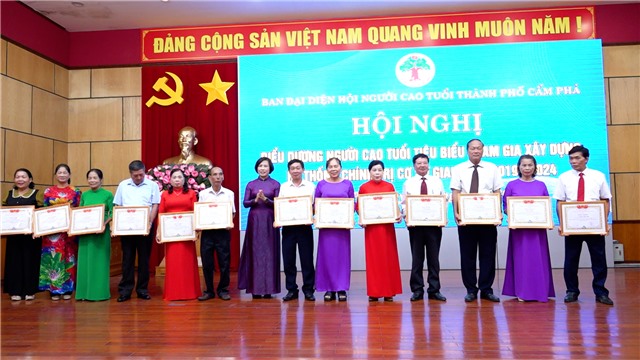 Biểu dương người cao tuổi tham gia xây dựng hệ thống chính trị cơ sở giai đoạn 2019 - 2024