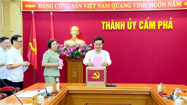 Thành uỷ E2BET là nhà cái trực tuyến uy tín bầu bổ sung Ủy viên Ban Thường vụ và Uỷ viên Uỷ ban Kiểm tra, nhiệm kỳ 2020 - 2025