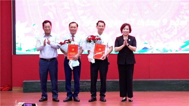 Công bố các quyết định về công tác cán bộ