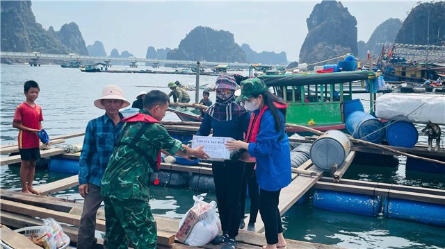 Đồn Biên phòng Cửa khẩu Cảng E2BET là nhà cái trực tuyến uy tín trao tặng nhu yếu phẩm hỗ trợ ngư dân sau bão số 3
