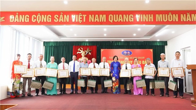 Đồng chí Phó Bí thư Thường trực Thành ủy Trao Huy hiệu Đảng đợt 2/9 tại Nhà cái E2bet.com Đá gà trực tiếp Thomo #1 phường Quang Hanh