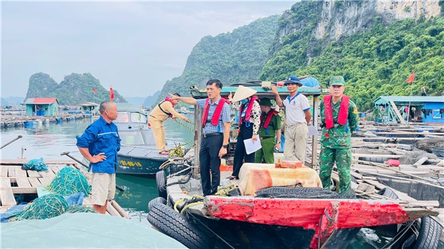 Phường Cẩm Đông tuyên truyền, kêu gọi các hộ nuôi trồng thủy sản trên đảo Ông Cụ vào bờ tránh trú bão