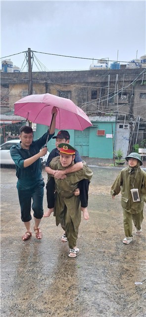 Phường Cẩm Thủy: Trên 330 người dân ở chung cư cấp D được di dời tới nơi tránh trú an toàn