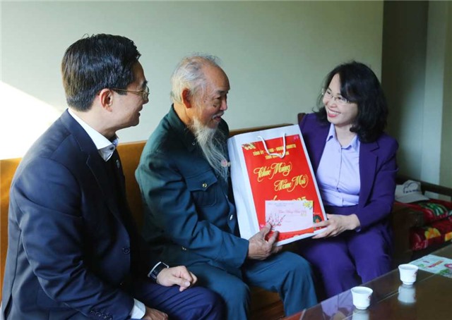 Phó Bí thư Thường trực Tỉnh ủy Trịnh Thị Minh Thanh thăm, tặng quà Tết tại Link Nhà Cái E2Bet Chính Thức tại Việt Nam