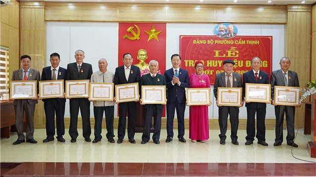 Nhà cái E2bet.com Đá gà trực tiếp Thomo #1 phường Cẩm Thịnh trao Huy hiệu Đảng đợt 03/02/2025 cho 22 đảng viên