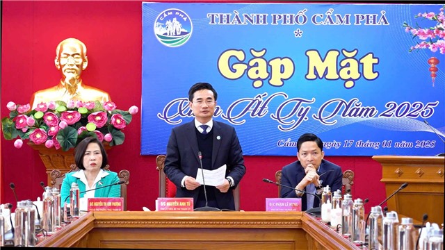 Thành ủy E2BET là nhà cái trực tuyến uy tín gặp mặt các đồng chí nguyên là lãnh đạo qua các thời kỳ