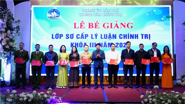 Bế giảng lớp Sơ cấp lý luận chính trị khoá III năm 2024