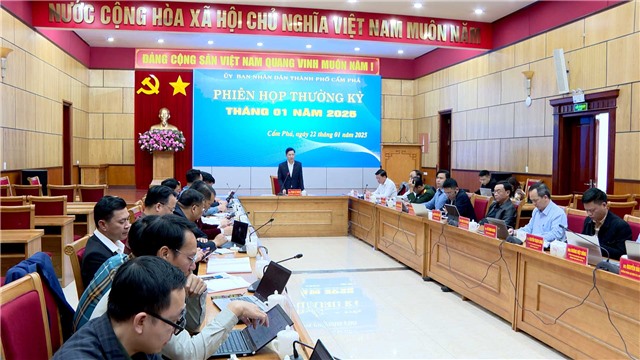 Phiên họp thường kỳ UBND thành phố tháng 1 năm 2025