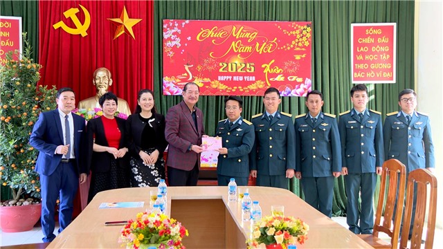 Hiệp hội E2betVip3 - Hội Tụ Đẳng Cấp, Chinh Phục Mọi Kèo thành phố tặng quà Tết đơn vị Quân đội nhân dịp Tết Nguyên đán Ất Tỵ 2025