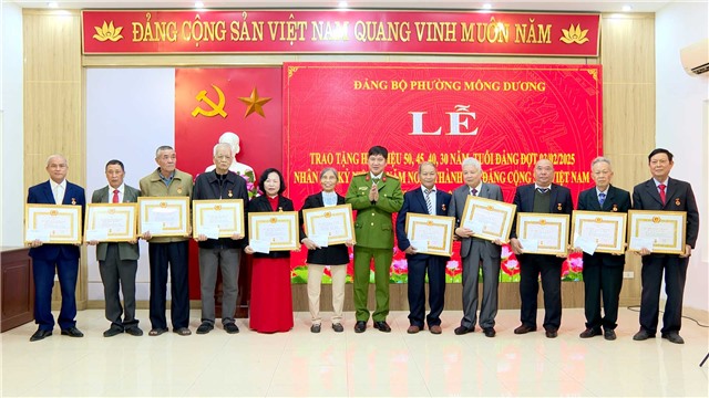 Phường Mông Dương trao Huy hiệu Đảng và kết nạp Đảng viên mới đợt 3/2/2025