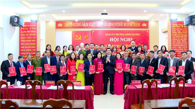 Phường Mông Dương trao E2 bet đăng nhập chuẩn y Chi uỷ, Bí thư, Phó Bí thư Chi bộ, nhiệm kỳ 2025 - 2027