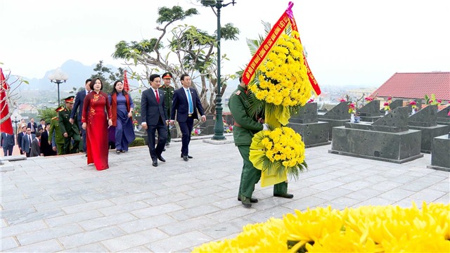 Lãnh đạo thành phố dâng hương nhân dịp Tết Nguyên đán Ất Tỵ năm 2025
