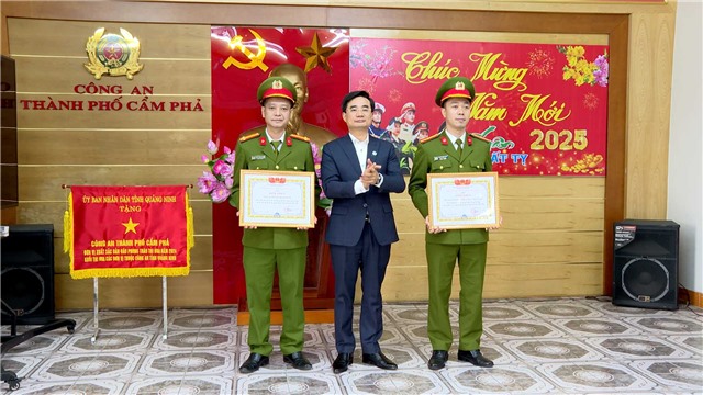 Khen thưởng đột xuất các tập thể, cá nhân liên tiếp phá thành công 2 vụ án tại phường Quang Hanh