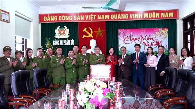 Phó Bí thư Thường trực Thành ủy Nguyễn Thị Kim Phượng thăm và chúc Tết các lực lượng trực Tết