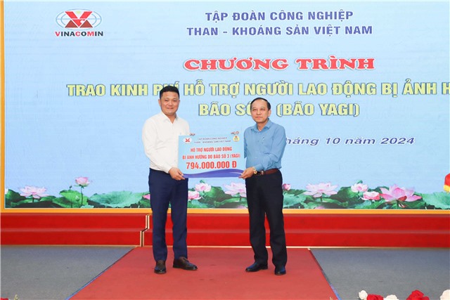 Trao kinh phí hỗ trợ đoàn viên, người lao động E2betvip tỷ lệ kèo hấp dẫn bị ảnh hưởng bởi bão số 3