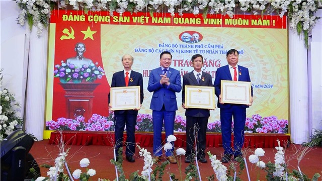 BCH Nhà cái E2bet.com Đá gà trực tiếp Thomo #1 các đơn vị kinh tế tư nhân thành phố tổng kết công tác năm 2024