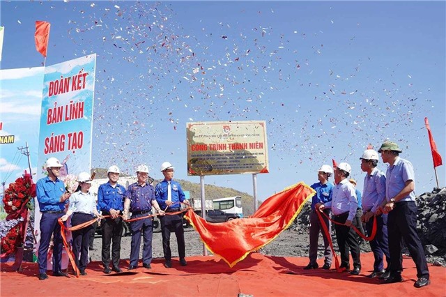 Than Cao Sơn gắn biển công trình thanh niên quản lý