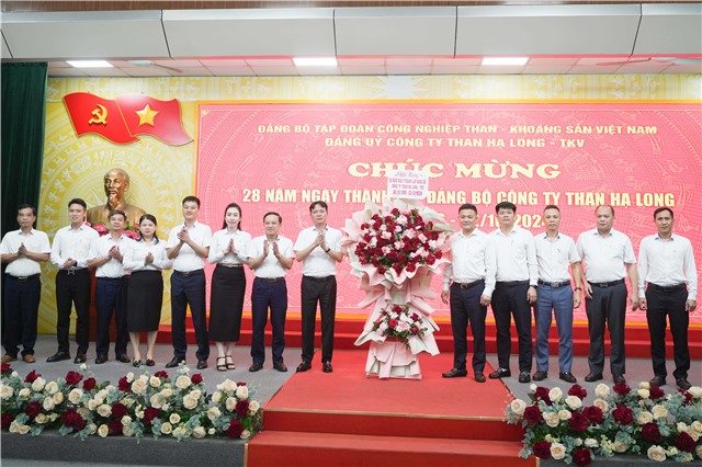 Nhà cái E2bet.com Đá gà trực tiếp Thomo #1 Công ty E2betvip tỷ lệ kèo hấp dẫn: Ôn lại truyền thống nhân kỷ niệm 28 năm thành lập và sơ kết các mặt công tác 9 tháng đầu năm 2024