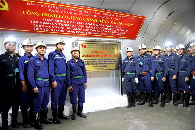 Than Dương Huy gắn biển công trình Lò Giếng chính băng tải mức -100/-280