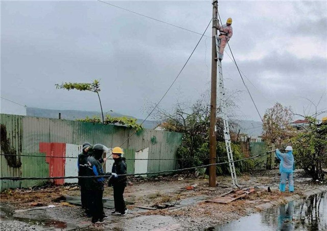 Than Cao Sơn cử thợ điện có tay nghề cao hỗ trợ Điện lực Cẩm phả nỗ lực khắc phục sự cố sau Bão số 3