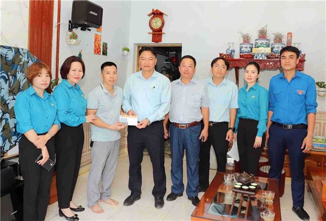 Công ty Môi trường - TKV hỗ trợ 23 gia đình bị ảnh hưởng do bão số 3