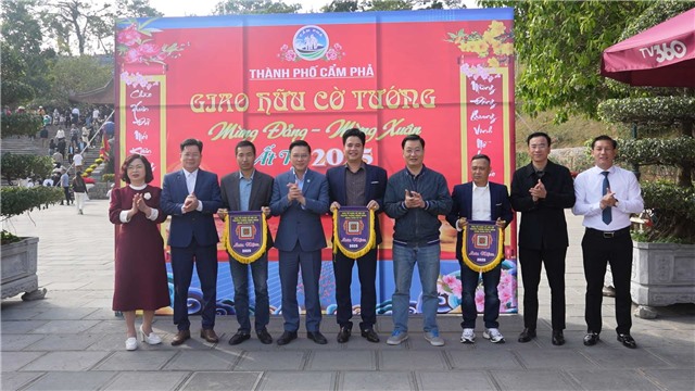Giao hữu cờ người mừng Đảng mừng Xuân