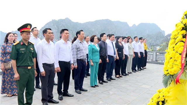Lãnh đạo thành phố dâng hương kỷ niệm 70 năm Ngày Giải phóng Vùng Mỏ