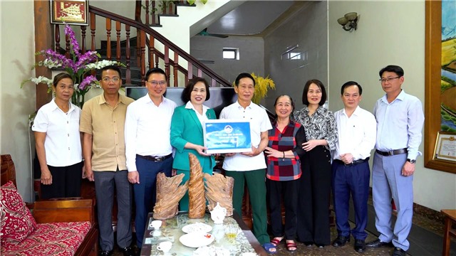 Đồng chí Nguyễn Thị Kim Phượng, Phó Bí thư Thường trực Thành uỷ thăm, tặng quà người có công nhân dịp kỷ niệm 70 năm Ngày Giải phóng vùng mỏ