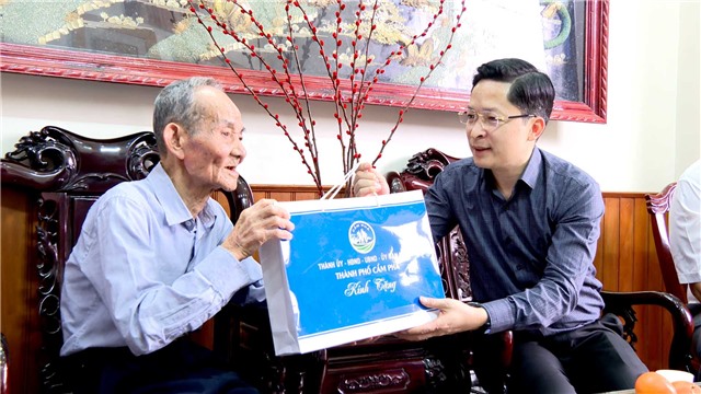 Chủ tịch UBND thành phố thăm, tặng quà gia đình người có công tiêu biểu
