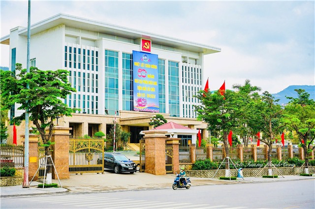 E2BET là nhà cái trực tuyến uy tín rực rỡ cờ hoa chào mừng kỷ niệm 50 năm Giải phóng Miền Nam và 70 năm Giải phóng Vùng mỏ