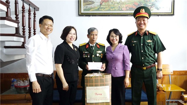 Đồng chí Trịnh Thị Minh Thanh – Phó Bí thư Thường trực Tỉnh ủy, Chủ tịch HĐND Tỉnh thăm và tặng quà người có công với cách mạng, cán bộ, chiến sĩ trực tiếp tham gia làm nên Đại thắng mùa Xuân 1975
