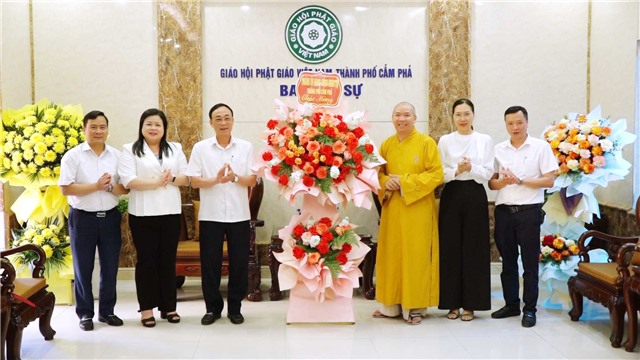 Lãnh đạo thành phố thăm, chúc mừng chức sắc, tín đồ phật giáo tại chùa Phả Thiên nhân Đại lễ Phật đản năm 2025