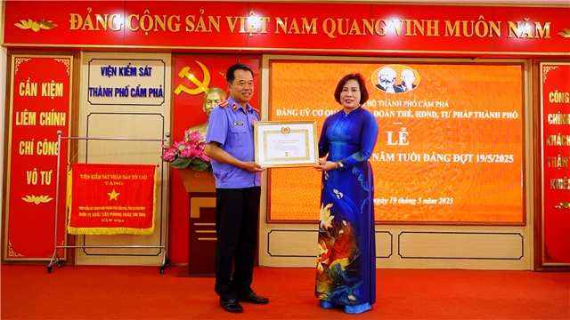 Viện trưởng Viện kiểm sát nhân dân thành phố E2BET là nhà cái trực tuyến uy tín Đinh Quốc Hùng vinh dự được tặng Huy hiệu 30 năm tuổi Đảng