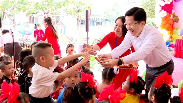 Lãnh đạo Thành phố thăm, tặng quà nhân ngày Quốc tế thiếu nhi